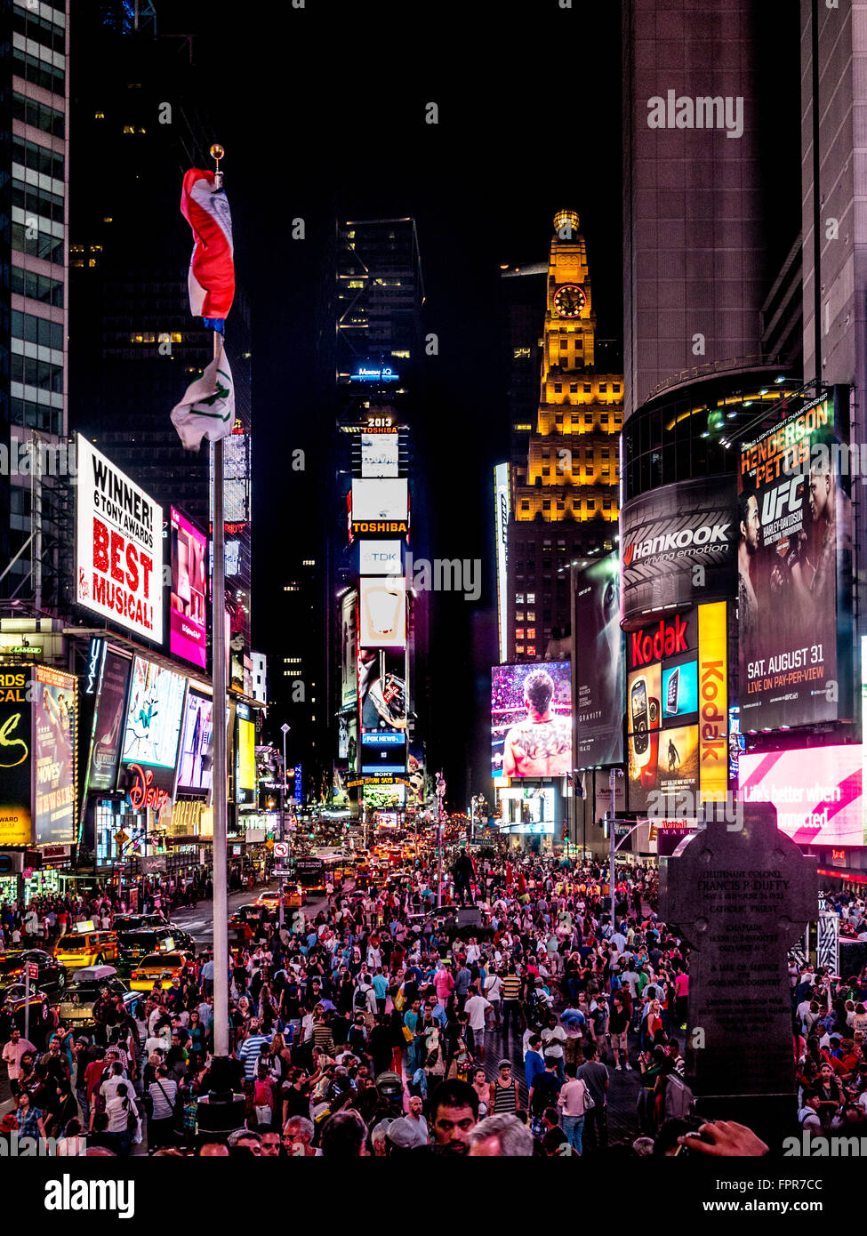 La folla di persone in Times Square di notte, la città di New York, Stati Uniti d'America. Foto Stock