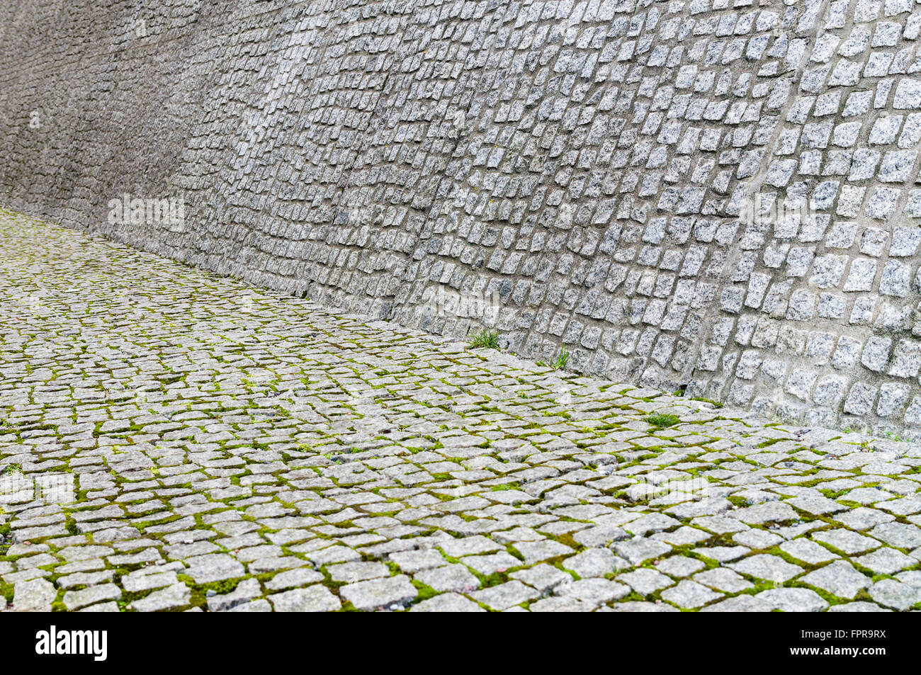 Cobblestone pavement e parete texture con moss Foto Stock