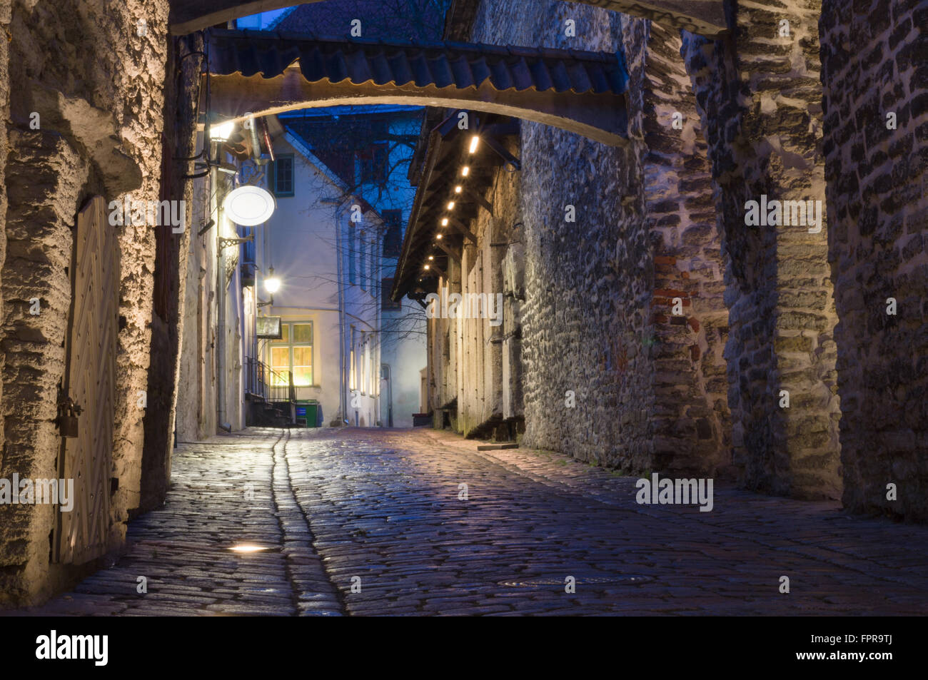 Katariina kaik (St. Catherine passaggio) - semi-passerella nascosti nella città vecchia di Tallinn, Estonia Foto Stock