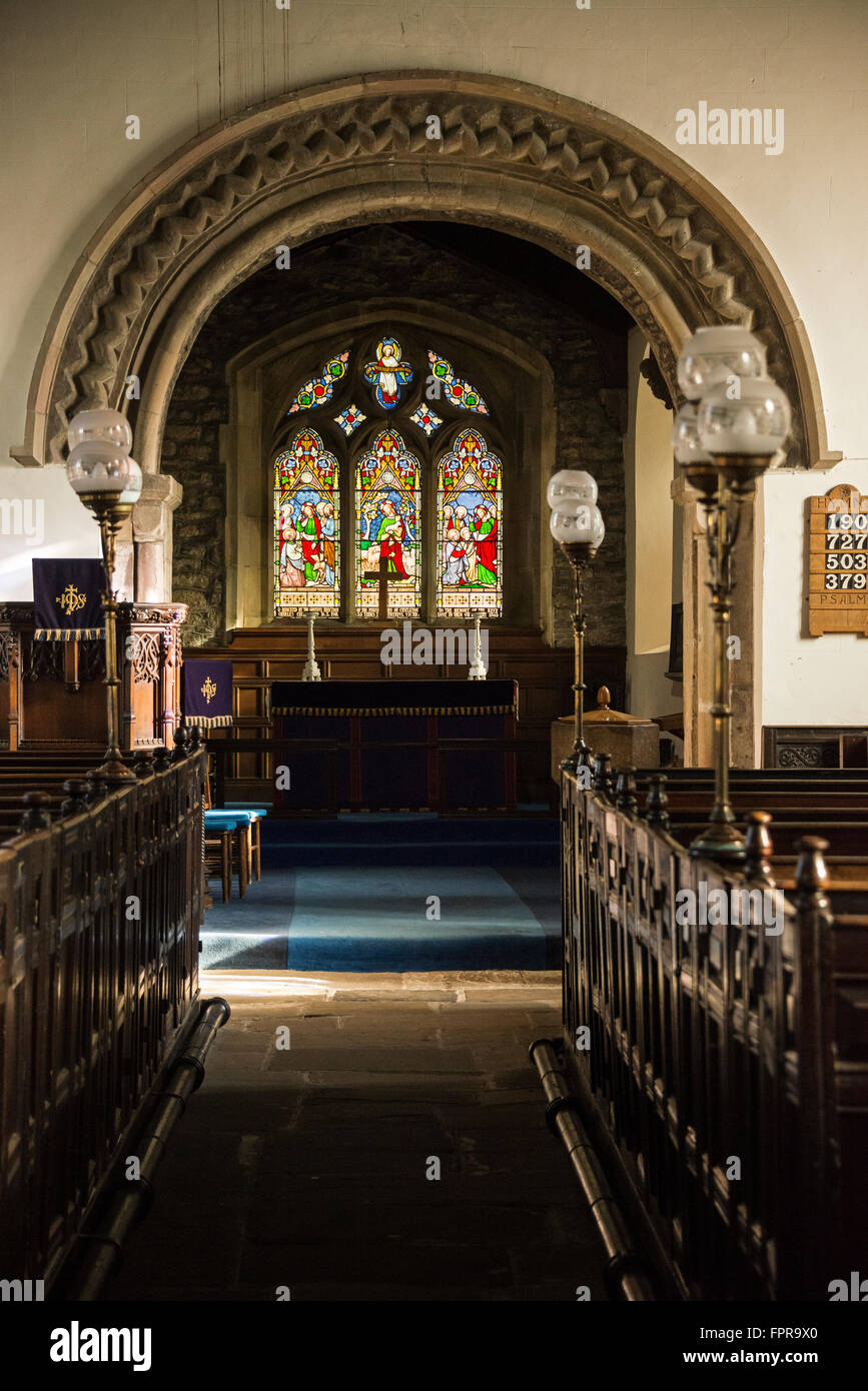 Norman Chancel Arch e finestra orientale, St Edmund la Chiesa, Castleton, Derbyshire Foto Stock