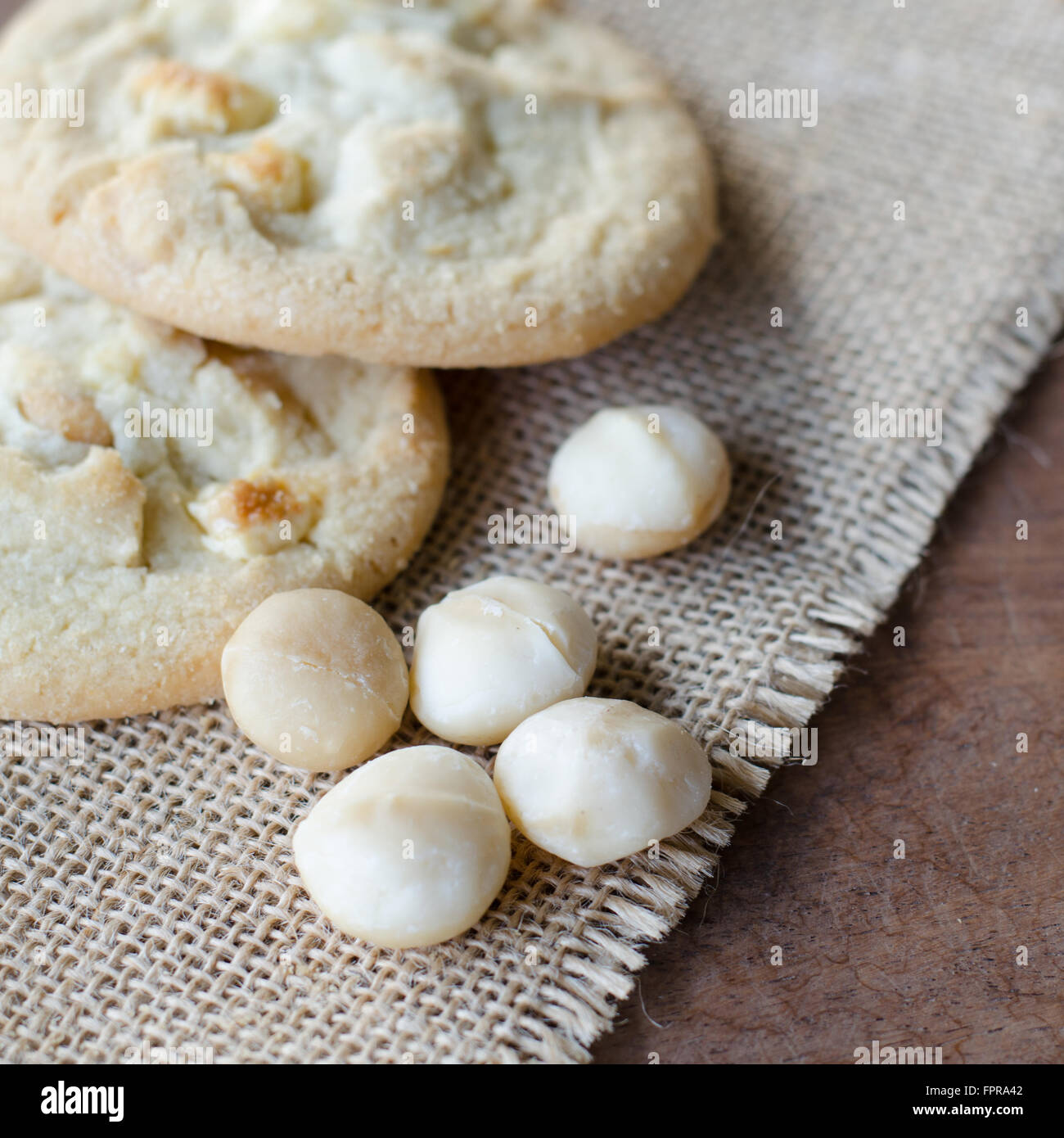 Il cioccolato bianco cookie di macadamia e noce macadamia Foto Stock
