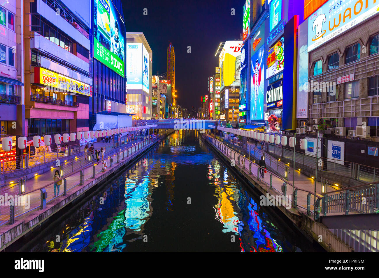 Luminose insegne luminose sulle rive del canale Dotonbori di notte nel quartiere Namba di Osaka, in Giappone. Posizione orizzontale Foto Stock