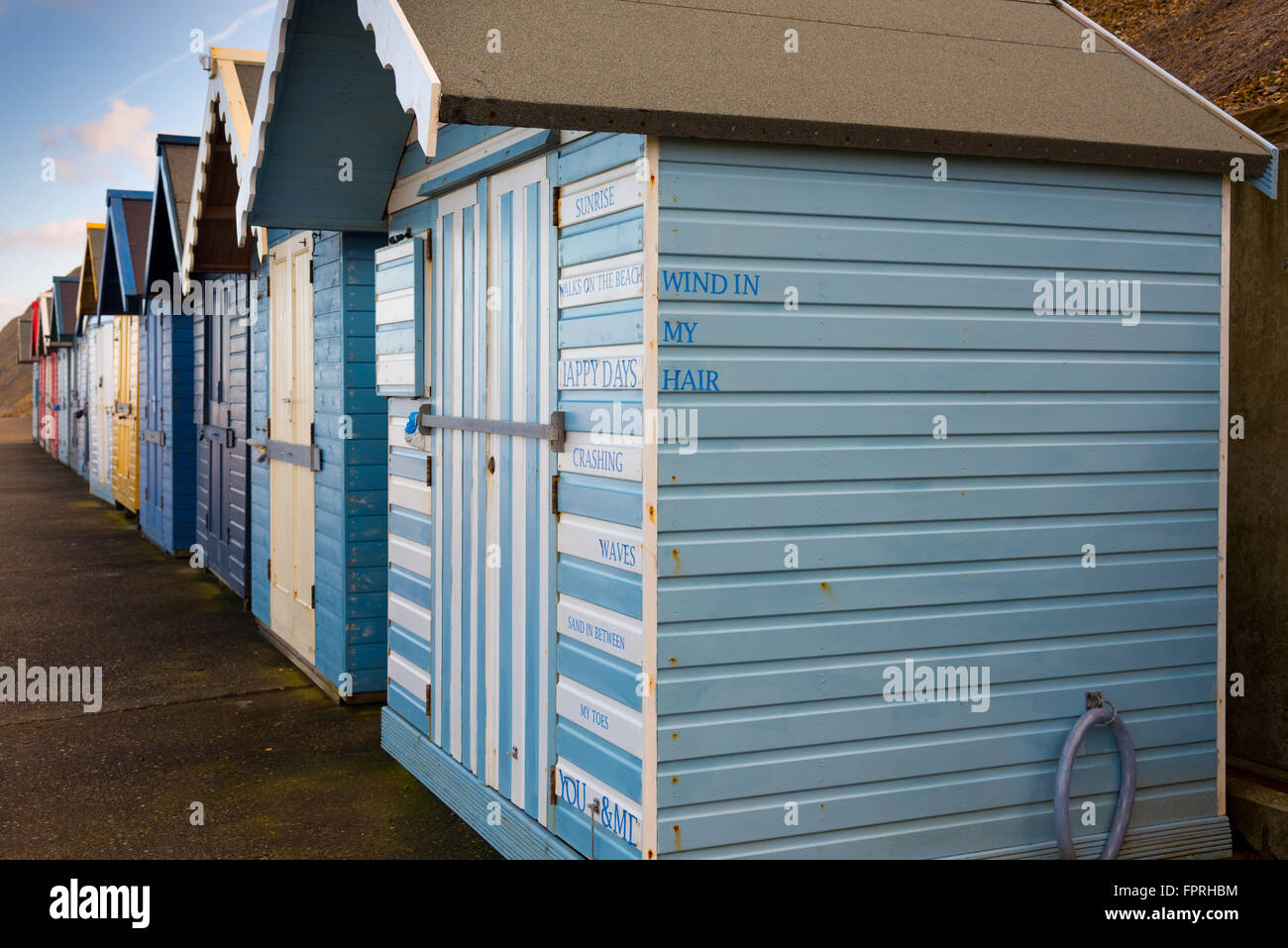 Beachhut colorati sul lungomare Foto Stock