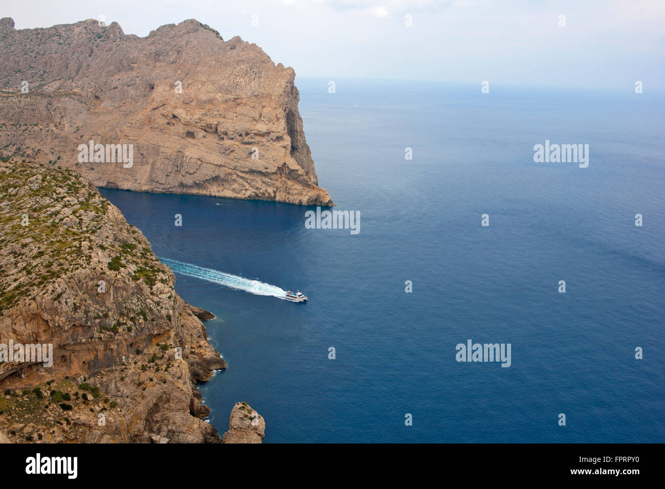 Europa, Spagna, Mediterraneo, Isole Baleari, Maiorca, penisola di Formentor, Cap de Formentor, Capo Formentor, barca a motore sul blu profondo del Mediterraneo Foto Stock
