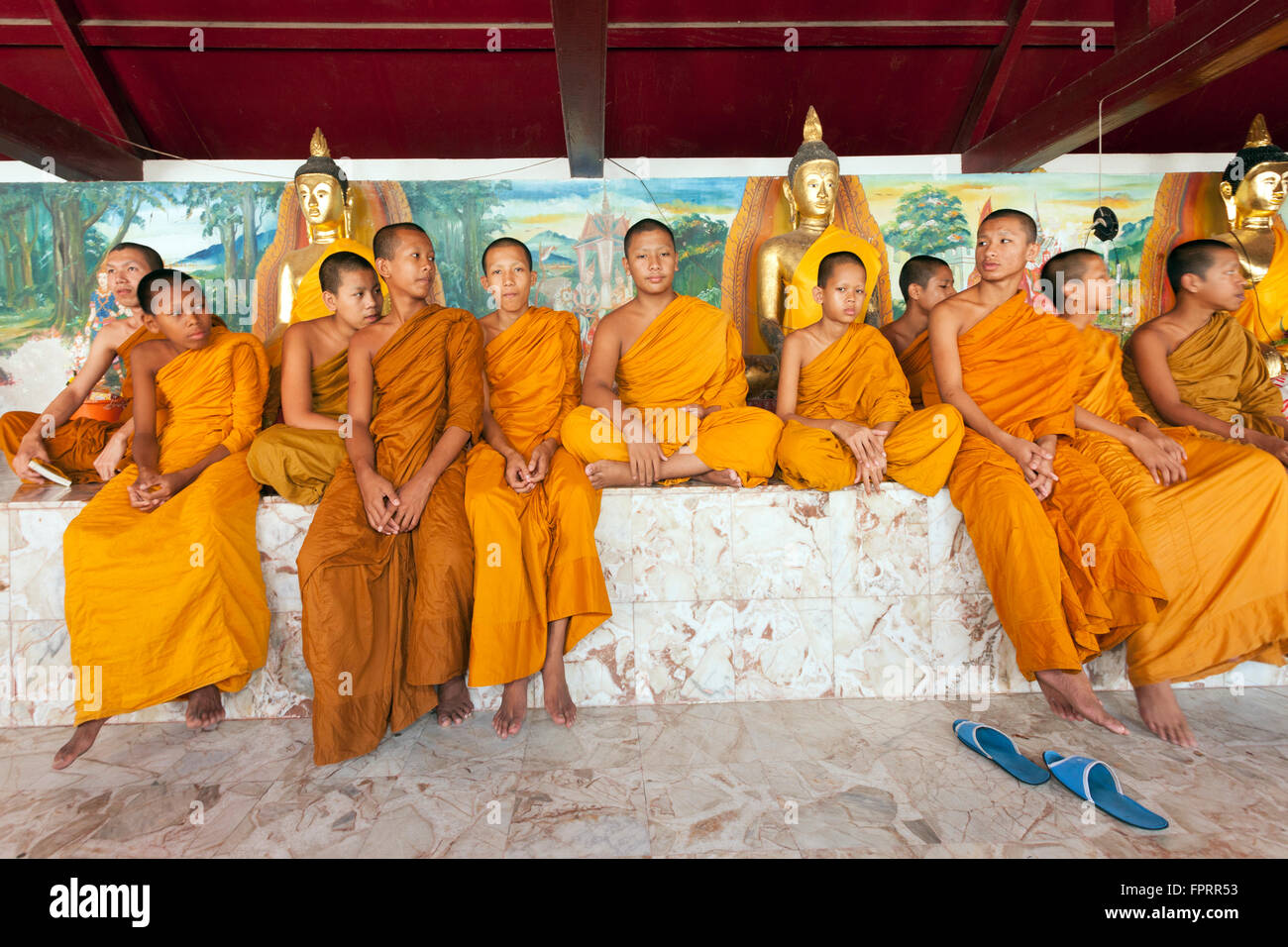 Thailandia, Nakhon si Thammarat. Monaci all'interno di Wat Mahathat Foto Stock