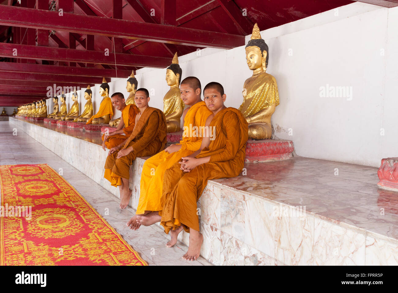 Thailandia, Nakhon si Thammarat. Monaci all'interno di Wat Mahathat Foto Stock