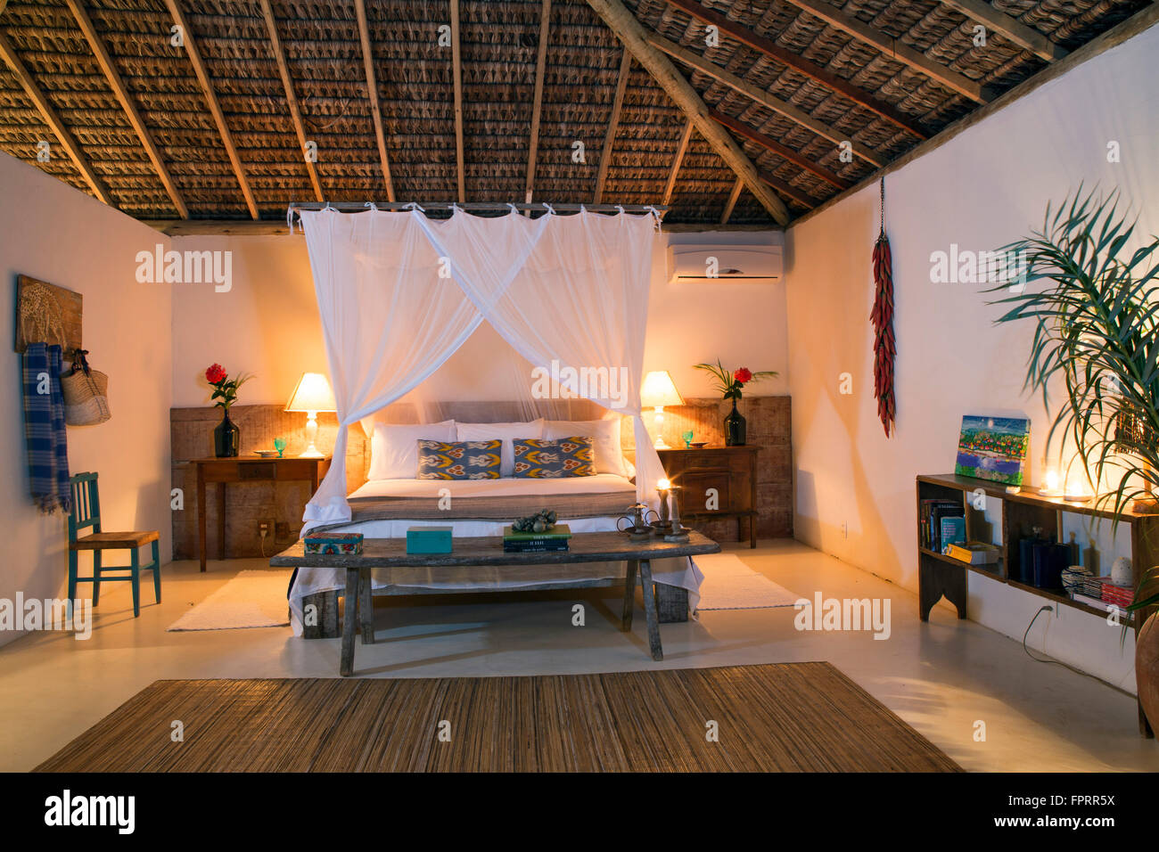 La camera da letto di lusso in uno chalet a Le Paxa (aka Villa Mangrovia - attraverso il brasiliano Beach House) sulla spiaggia di Caraiva Foto Stock