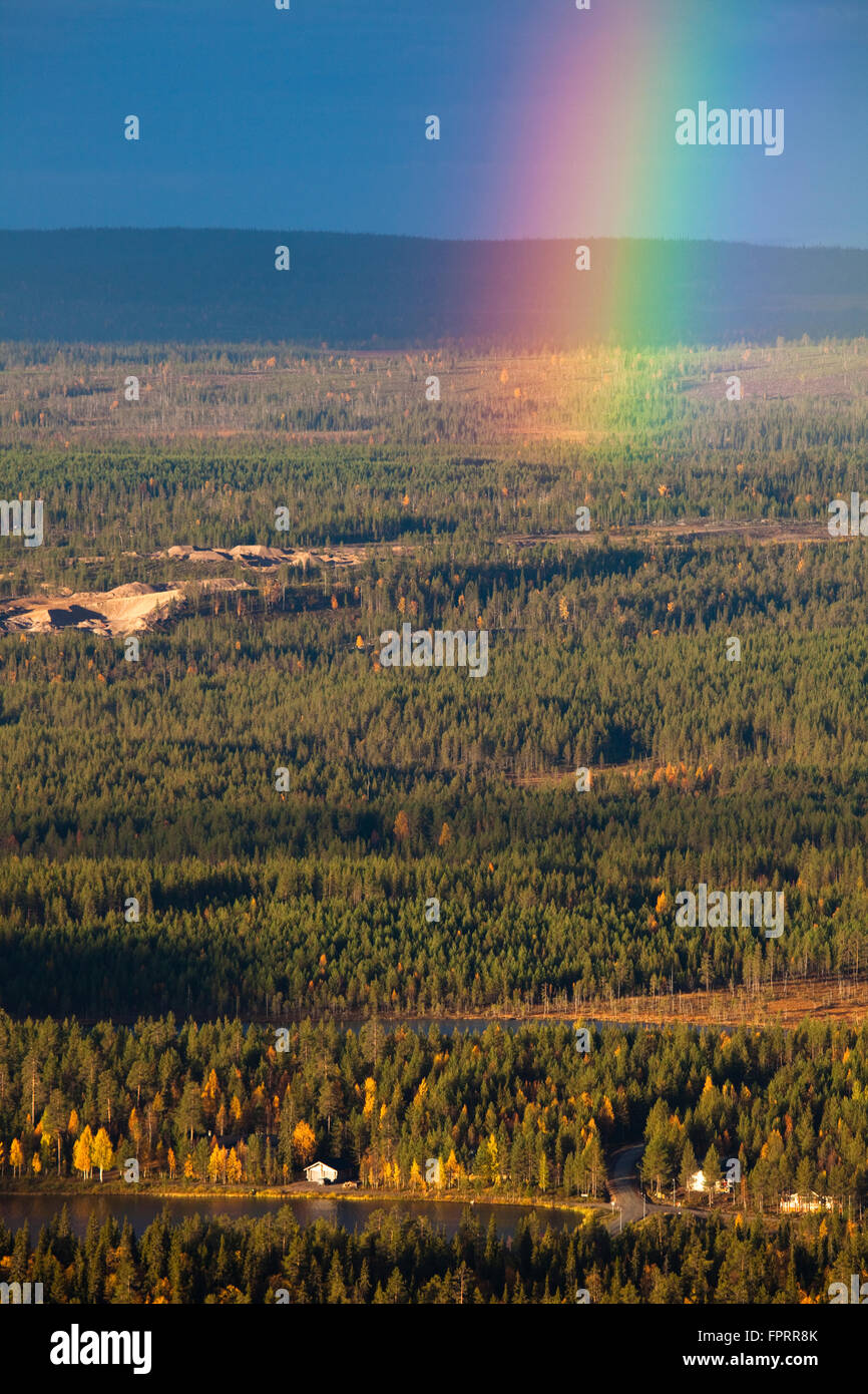 L'Europa, in Finlandia, in Lapponia, Salla, vista da Ruuhitunturi cadde, fells e laghi, abete rosso e betulla foresta, Autunno in Lapponia Foto Stock