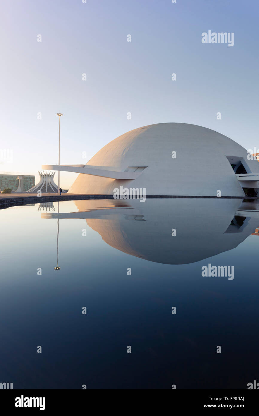 Eixo Monumental - Museo Nazionale Honestino Guimaraes (primo piano), Cattedrale (dietro) e edifici di Oscar Niemeyer, Brasilia capitale del Brasile Foto Stock