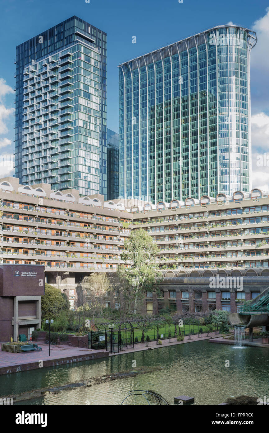 Il Barbican Centre (in primo piano), 28 Ropemaker Street (in alto a sinistra) e punto città (in alto a destra) a Londra Foto Stock