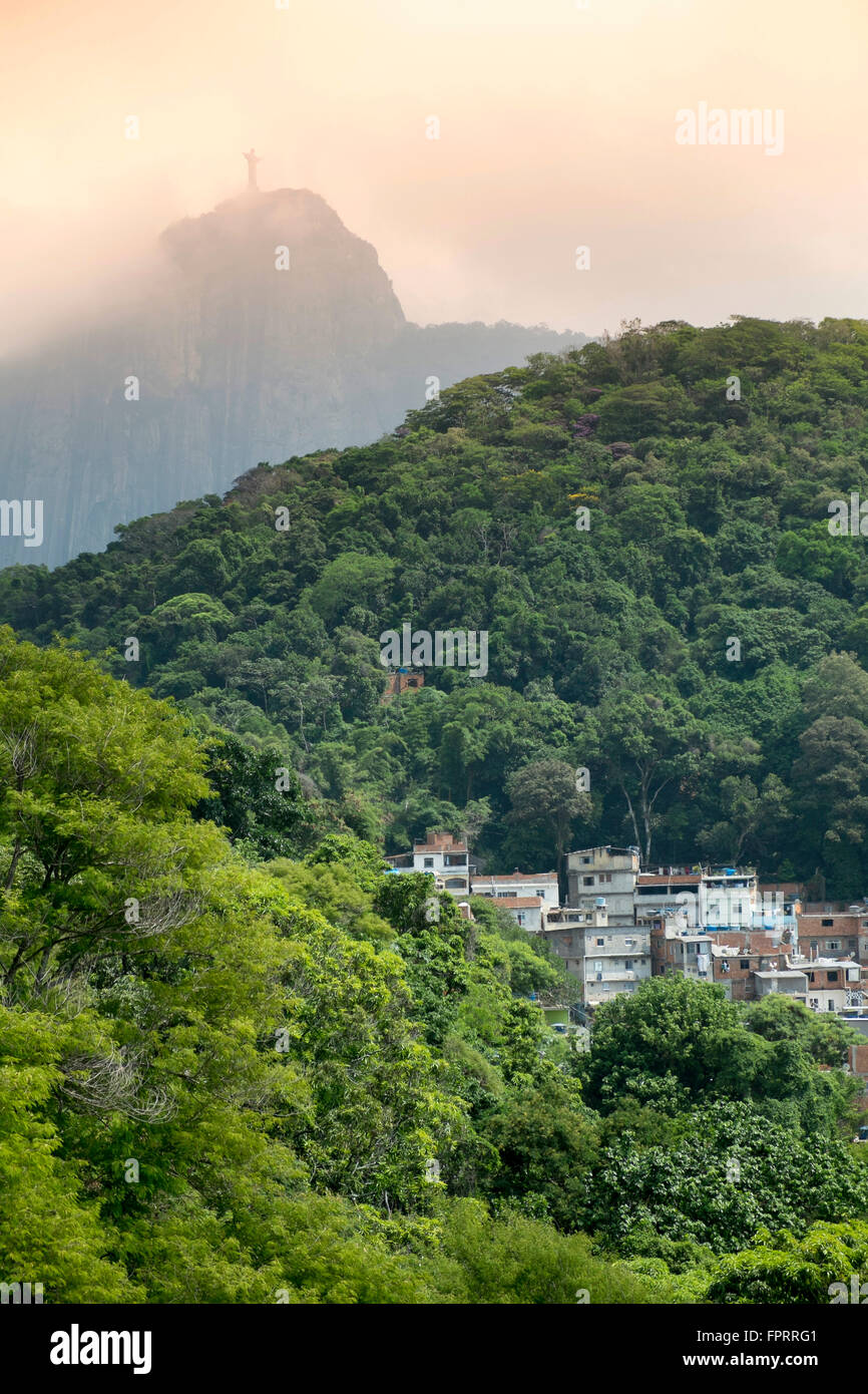 Alloggi poveri nella comunità delle baraccopoli di Cabritos favela, il monte Corcovado, la foresta pluviale del Parco Nazionale di Tijuca e la statua del Cristo, Rio de Janeiro, Brasile Foto Stock