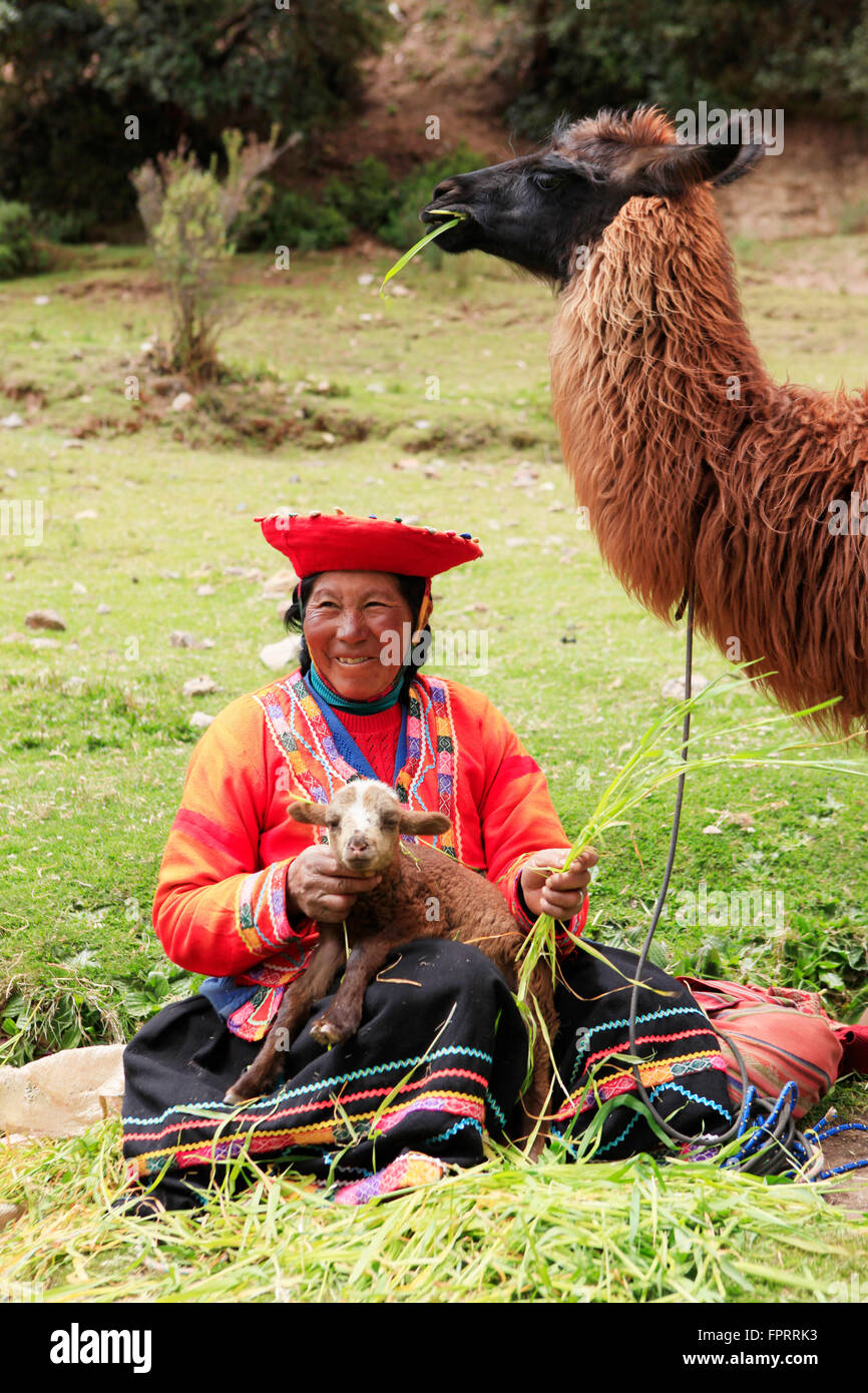 Il Perù, Ande, Cusco Valle Sacra, una donna quechua con un llama, abbigliamento tradizionale, persona indigena Foto Stock