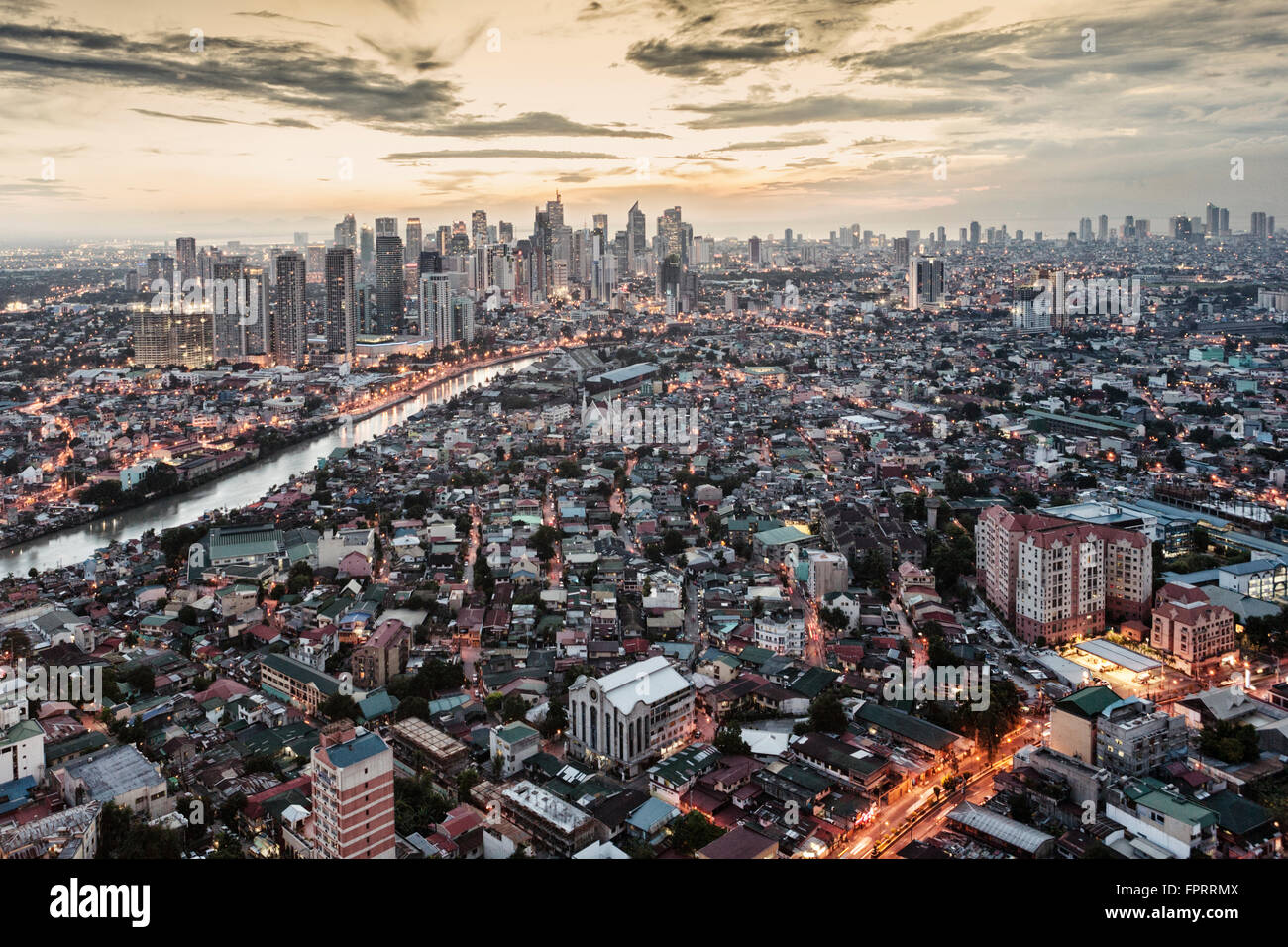 Asia, Asia orientale, Filippine, Manila Makati e fiume Pasig, quartiere degli affari, grattacieli, skyline della città, vista tramonto Foto Stock