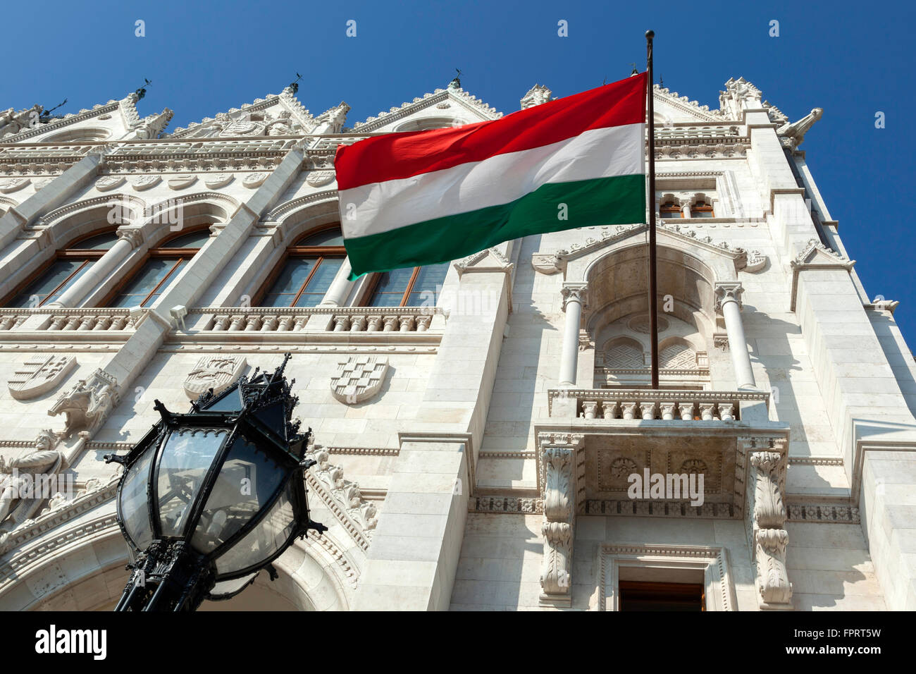 Bandiera ungherese battenti all'edificio del parlamento a Budapest, Ungheria Foto Stock