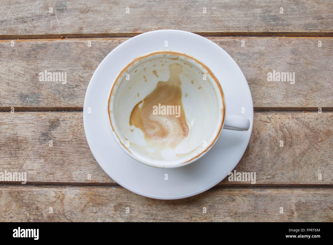 Svuotare tazza da caffè dopo drink sulla tavola di legno Foto Stock