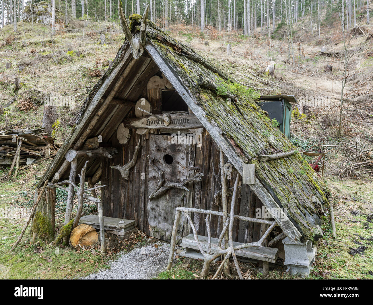 Caratteristico il taglialegna&#39;s rifugio nella foresta, kleinzell, Austria inferiore, Austria Foto Stock