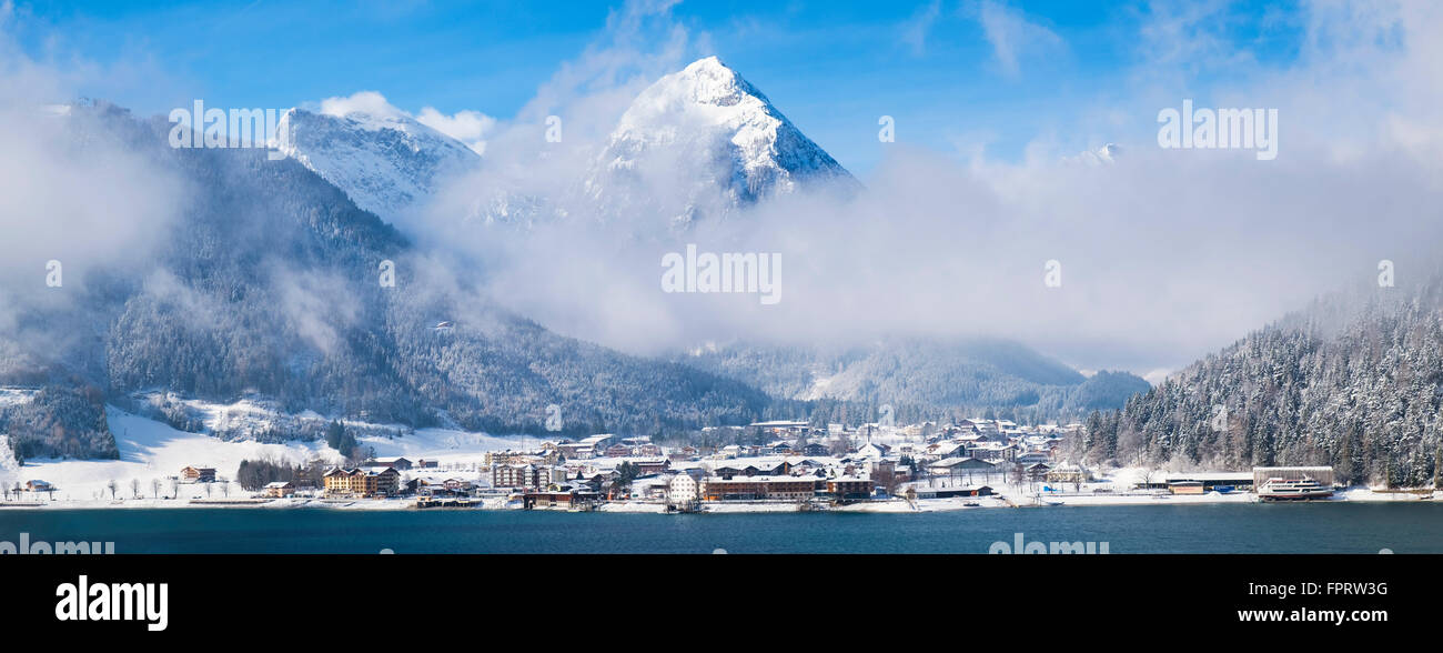 Pertisau in inverno con le nuvole, dietro le montagne Rofan con Feilkopf, Pertisau, lago di Achen in Tirolo, Austria Foto Stock
