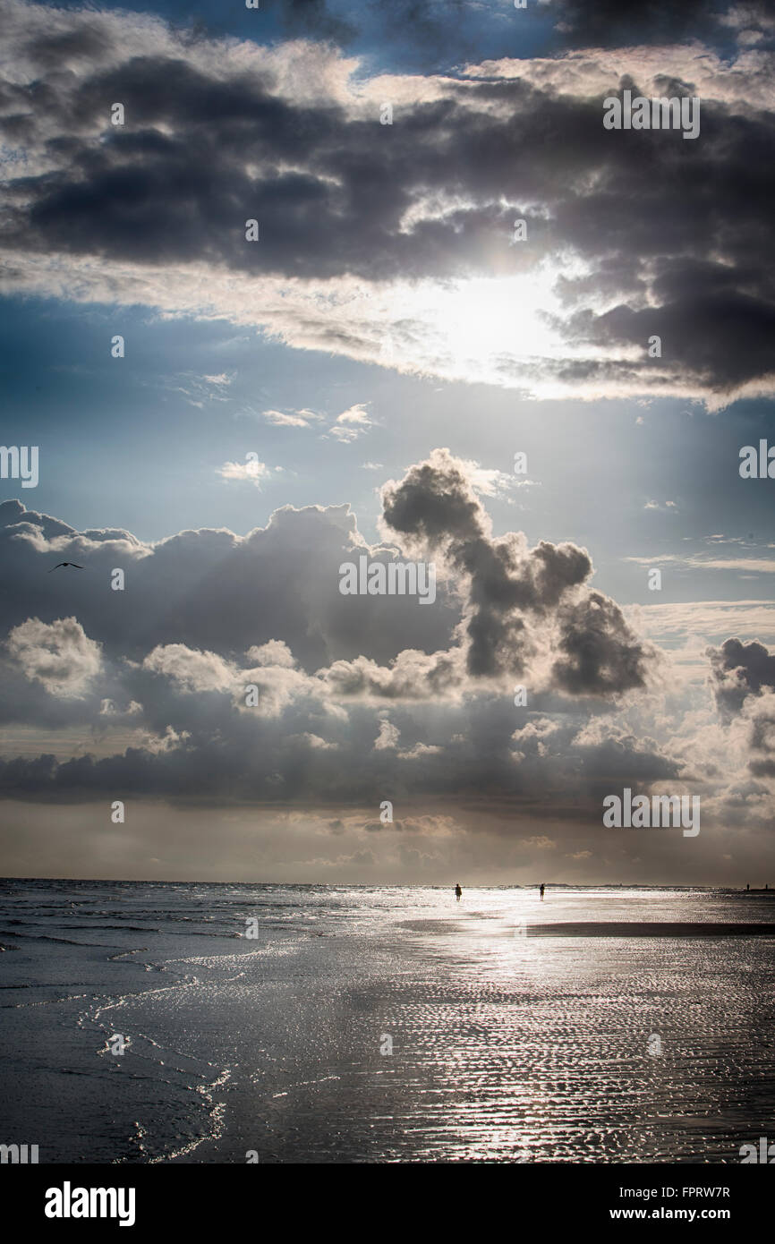 Spiaggia Piana con cielo nuvoloso, Langeoog, Bassa Sassonia, Germania Foto Stock