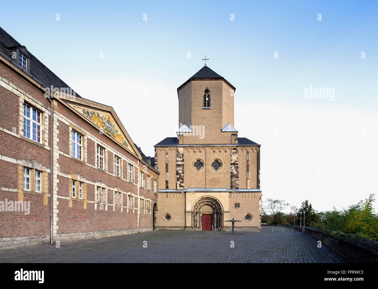 Mönchengladbach Minster, sinistra city hall, Abteiberg, Mönchengladbach, Renania settentrionale-Vestfalia, Germania Foto Stock