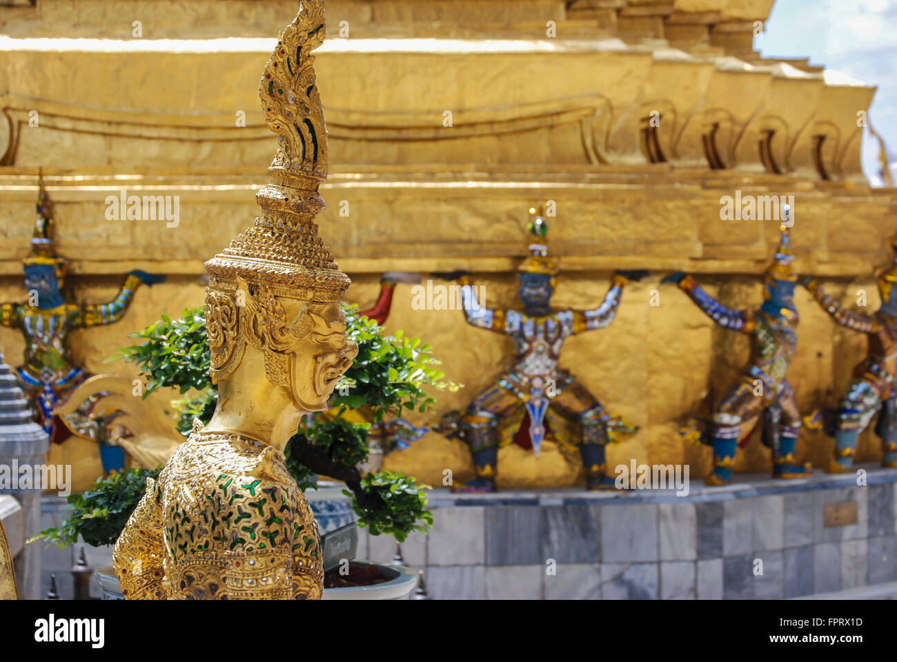 Bestie mitiche presso il palazzo del re di Bangkok, Tailandia. Il palazzo è un luogo molto popolare sia per i turisti sia per i monaci buddisti Foto Stock