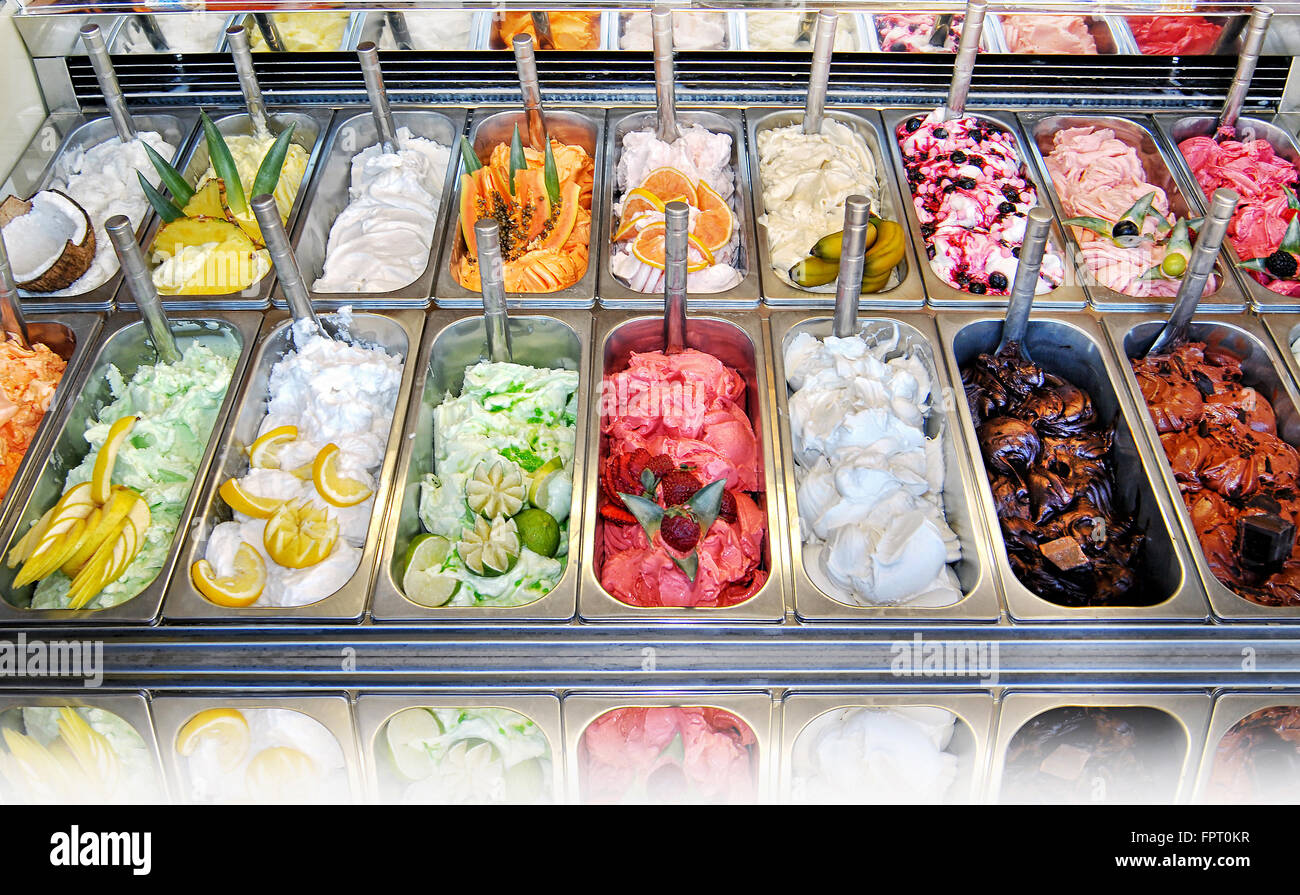 Visualizzazione di un assortimento di gelati in vasche di metallo in un negozio o gelateria Foto Stock