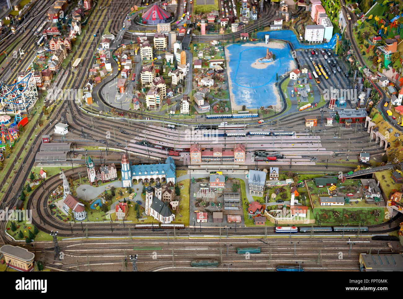 Dettagliato modello in scala di una città o di un comune che mostra le infrastrutture stradali e ferroviarie e degli edifici Foto Stock Dettagliato modello in scala di una città o di un comune che mostra le infrastrutture stradali e ferroviarie e degli edifici Foto Stock