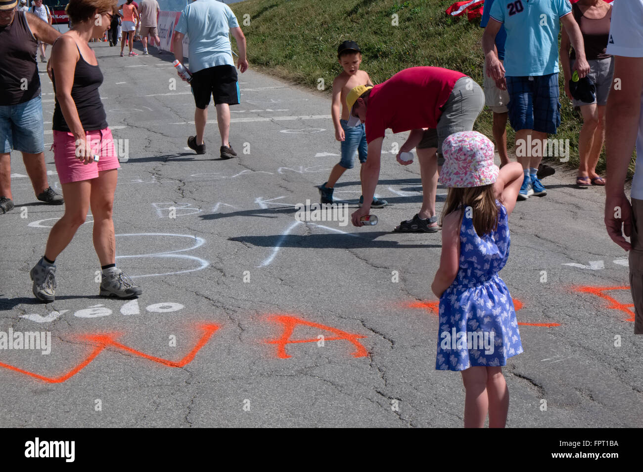 Tour de France sostenitori preparare la strada al Col du Mollard con il nome del pilota danese Lars Bak Foto Stock