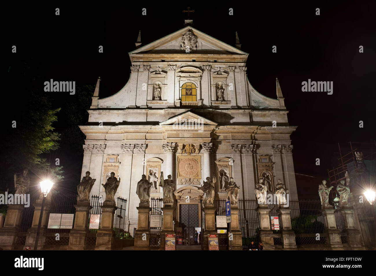 La Polonia, la città di Cracovia (Cracovia), Chiesa di San Pietro e Paolo di notte, parrocchia di Tutti i Santi, centro storico, punto di riferimento della città barocca, ar Foto Stock