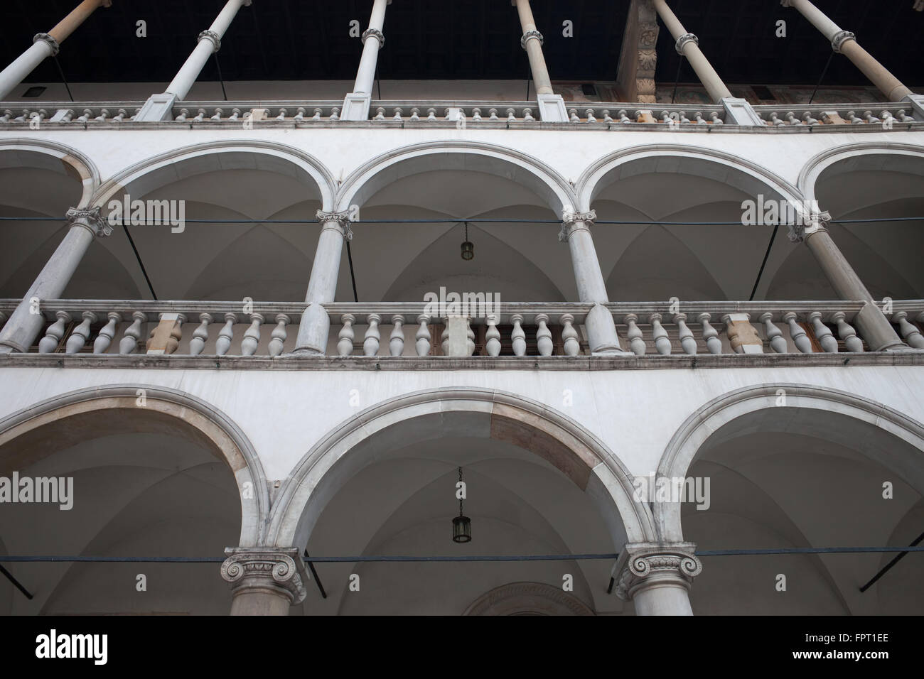 La Polonia, Cracovia (Cracovia), il castello di Wawel il cortile rinascimentale arcate in stile arcade, colonnato Foto Stock