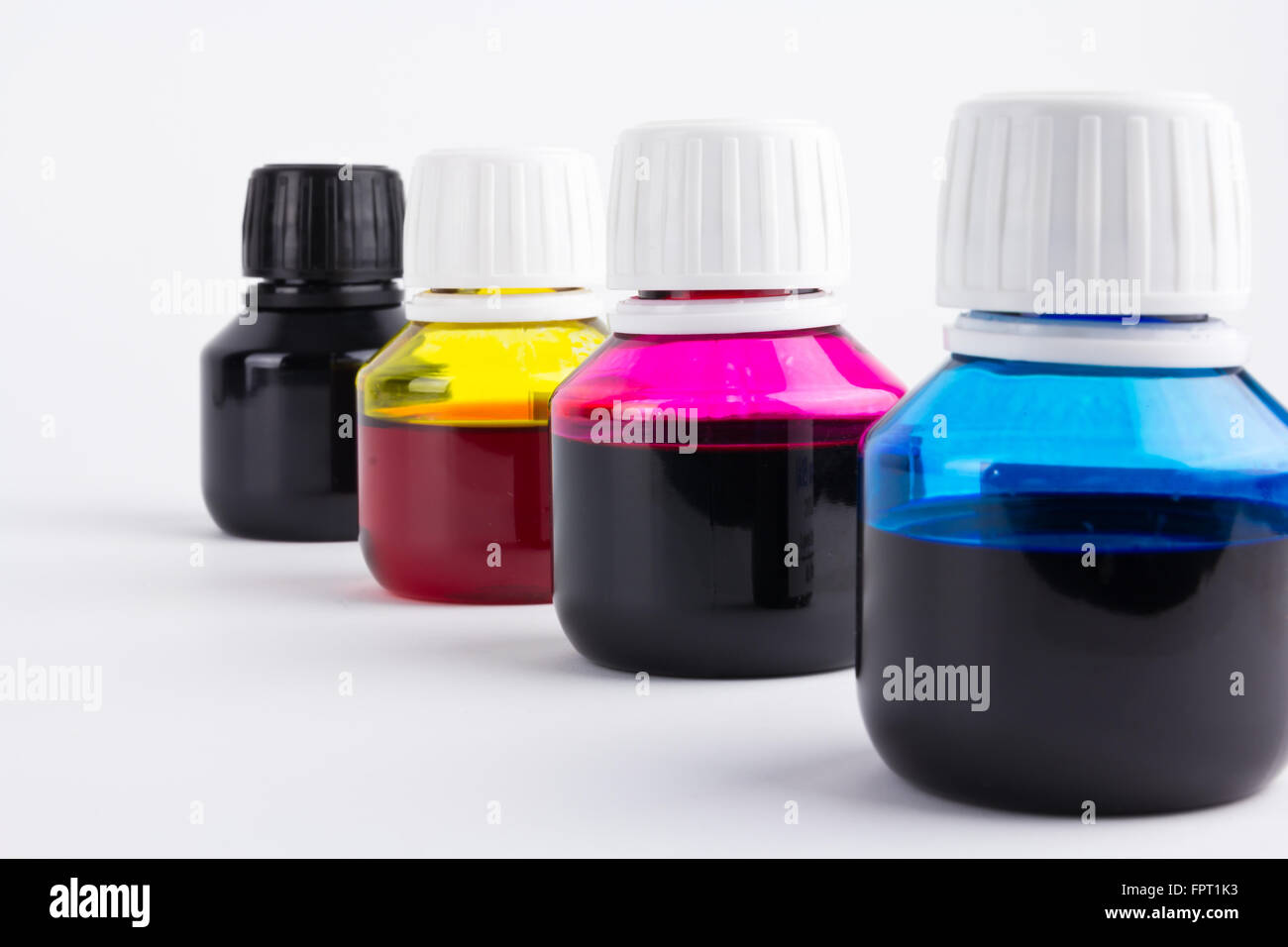 Ciano, magenta, giallo e nero inkjet a colori di riempimento in bottiglie Foto Stock