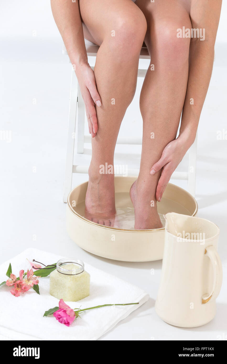 Rilassante femmina i suoi piedi in spa ciotola con acqua Foto Stock