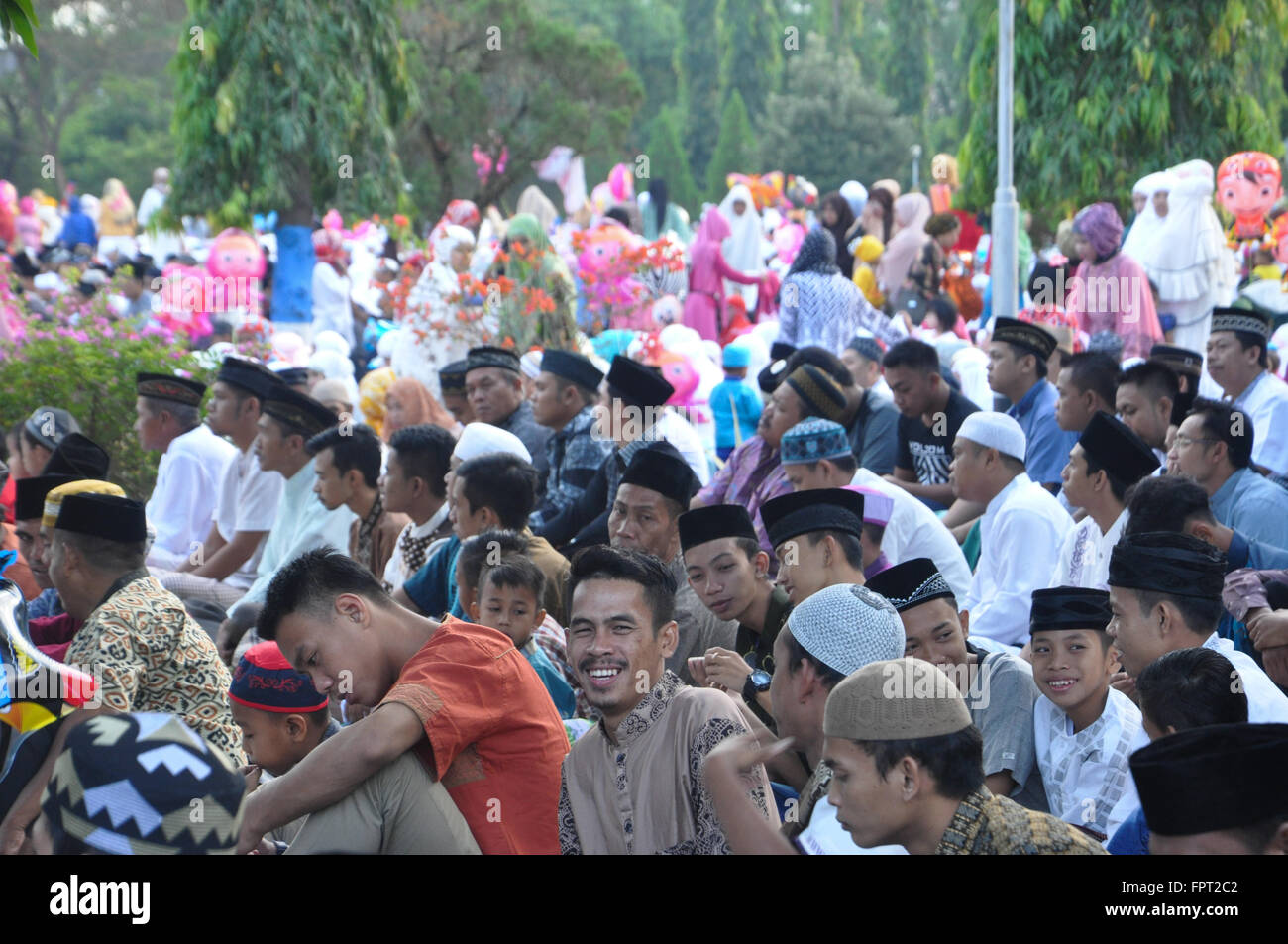 Musulmani indonesiani si sono riuniti presso Air Force Residence Campo in Makassar , Indonesia di detenuti Eid Al-Fitr preghiera per celebrare la fine Foto Stock