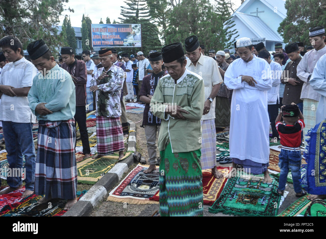 Musulmani indonesiani si sono riuniti presso Air Force Residence Campo in Makassar , Indonesia di detenuti Eid Al-Fitr preghiera per celebrare la fine Foto Stock