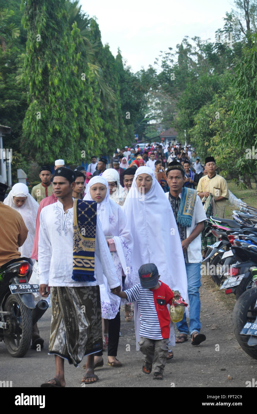 Musulmani indonesiani sono arrivati presso la Air Force Residence Campo in Makassar, Indonesia per Eid Al-Fitr preghiera per celebrare la fine o Foto Stock