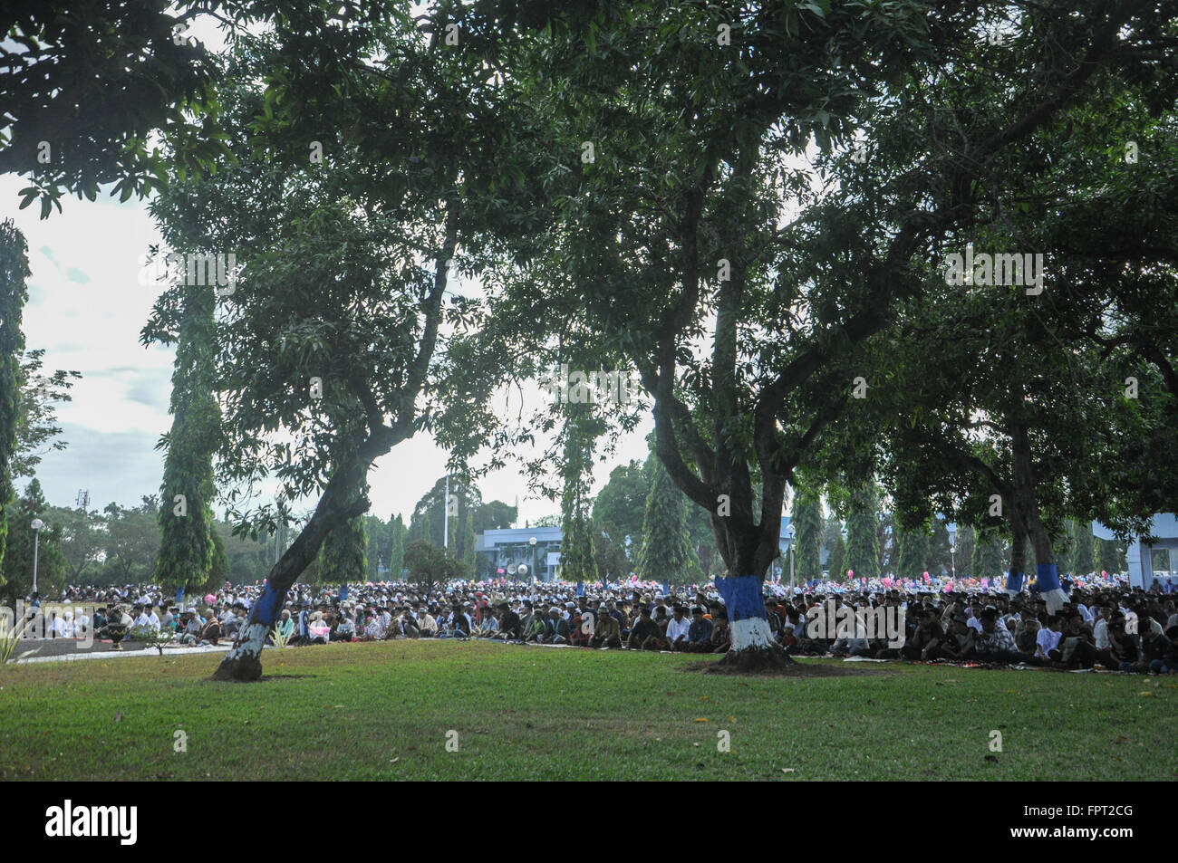 Musulmani indonesiani si sono riuniti presso Air Force Residence Campo in Makassar , Indonesia di detenuti Eid Al-Fitr preghiera per celebrare la fine Foto Stock