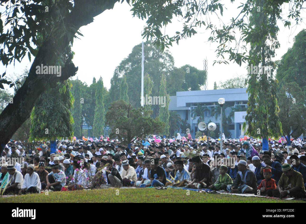 Musulmani indonesiani si sono riuniti presso Air Force Residence Campo in Makassar , Indonesia di detenuti Eid Al-Fitr preghiera per celebrare la fine Foto Stock