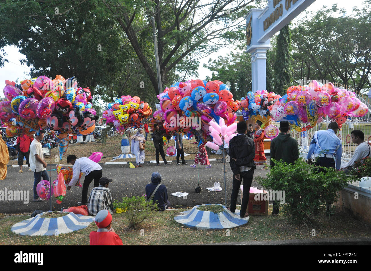 Ballon venditori erano in attesa fuori Air Force Residence Campo in Makassar, Indonesia durante Eid Al-Fitr preghiera sulla luglio 17, 2015. Foto Stock