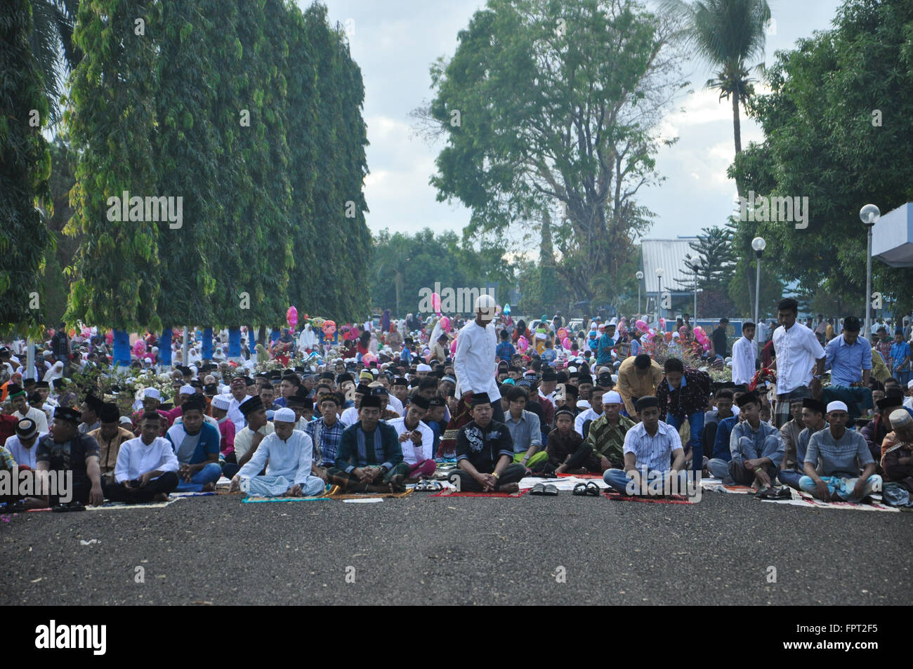 Musulmani indonesiani si sono riuniti presso Air Force Residence Campo in Makassar , Indonesia di detenuti Eid Al-Fitr preghiera per celebrare la fine Foto Stock