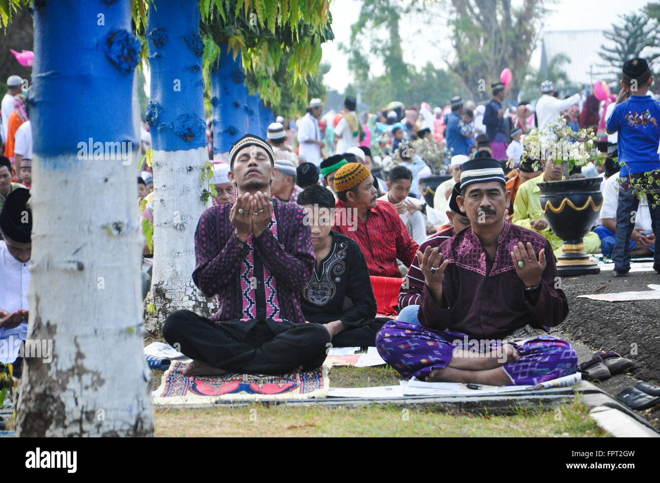 Gli uomini stavano pregando presso Air Force Residence Campo in Makassar , Indonesia durante Eid Al-Fitr preghiera per festeggiare la fine del Ramadan Foto Stock