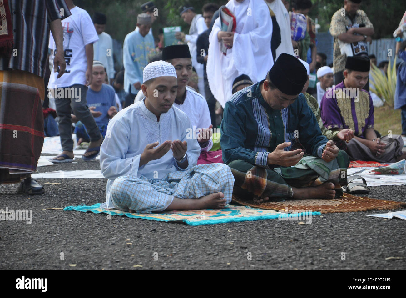 Gli uomini stavano pregando presso Air Force Residence Campo in Makassar , Indonesia durante Eid Al-Fitr preghiera per festeggiare la fine del Ramadan Foto Stock