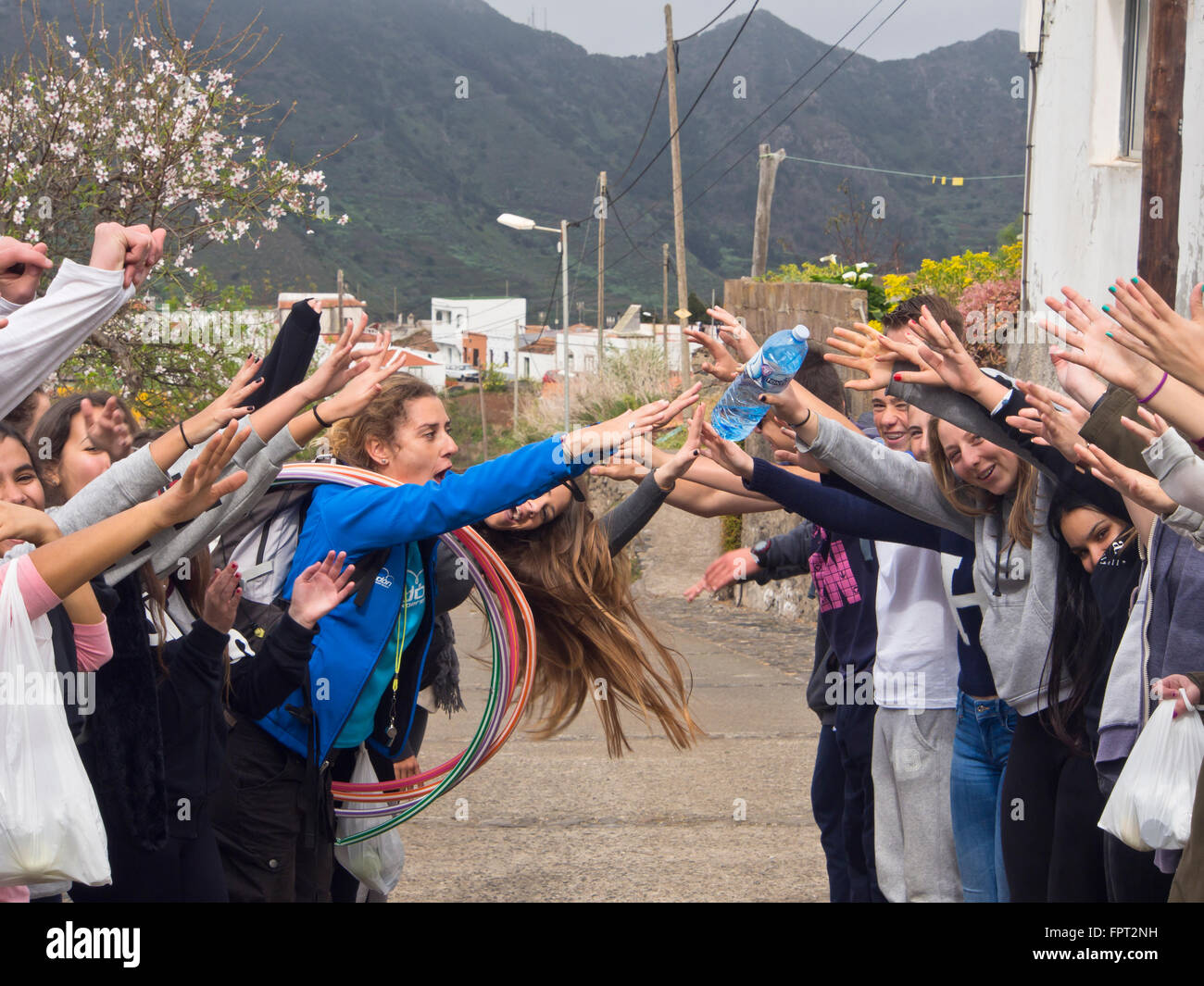 Adolescenti a una gita scolastica a Las Portelas Tenerife Spagna facendo una guardia d'onore Foto Stock