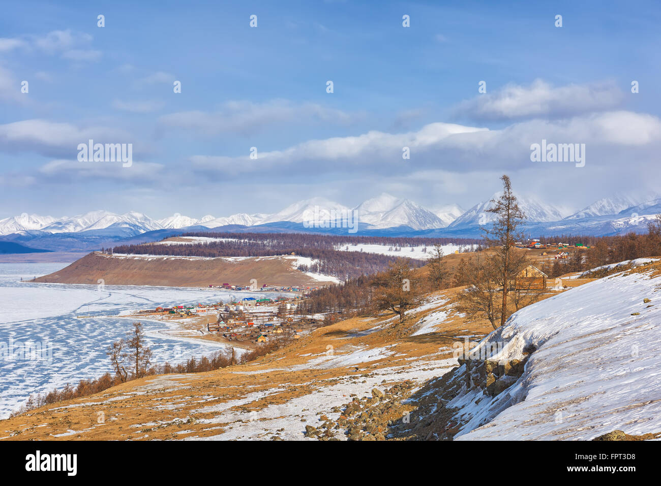 Vista del villaggio di Turt ( Khankh ) da un vicino colle . Hovsgol provincia . Mongolia Foto Stock