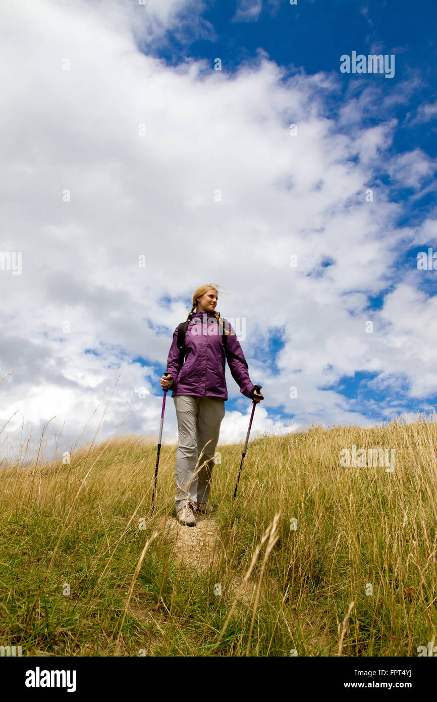 Giovane Donna che cammina su un sentiero natura Foto Stock