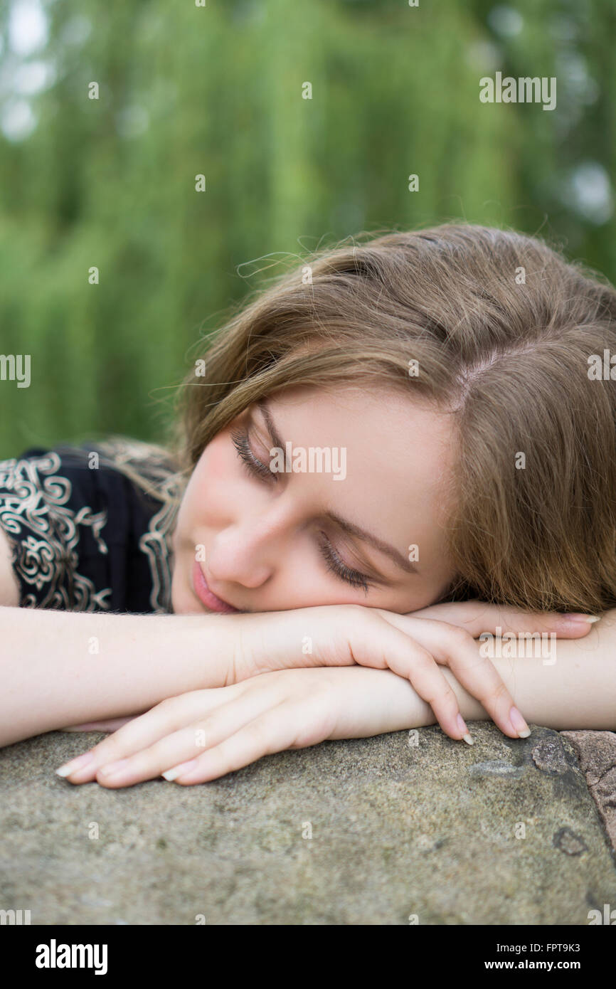Giovane donna dormire all'aperto Foto Stock