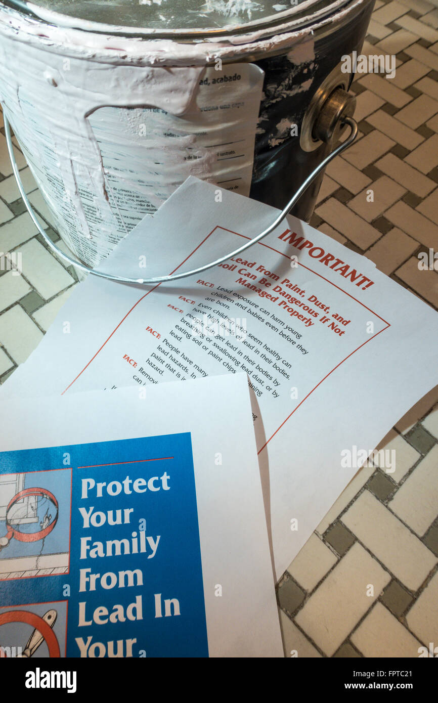 Proteggi la tua famiglia da vernice di piombo opuscolo informativo con gallone di House Paint, NYC, STATI UNITI D'AMERICA Foto Stock