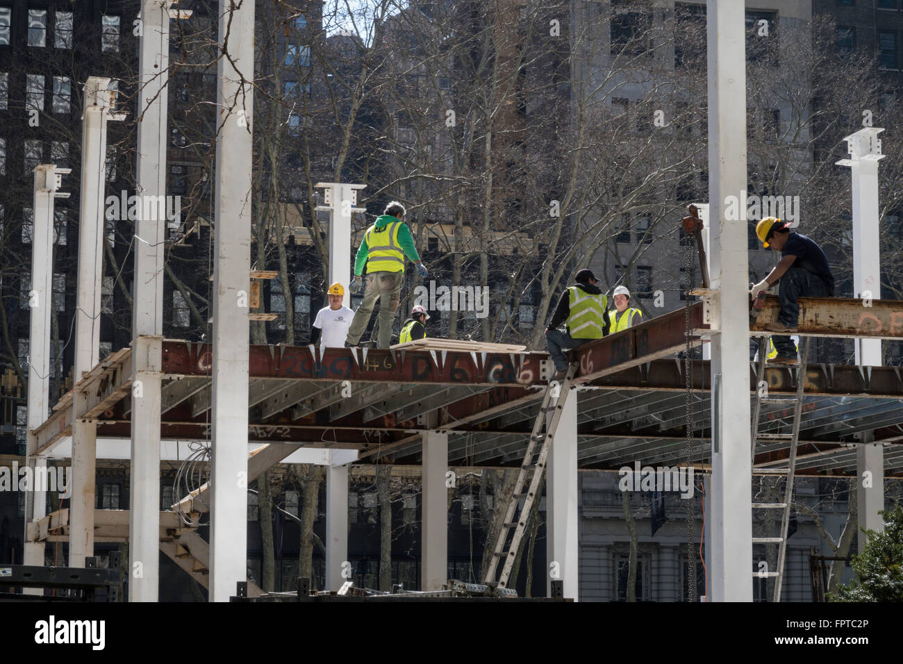 Lavoratori edili disassemblare gli edifici in Bryant Park presso la pista di pattinaggio su ghiaccio, NYC, STATI UNITI D'AMERICA Foto Stock