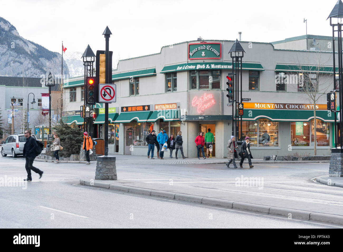 Negozi su un angolo di strada Banff Avenue Banff Canada compreso il Rose and Crown pub Foto Stock