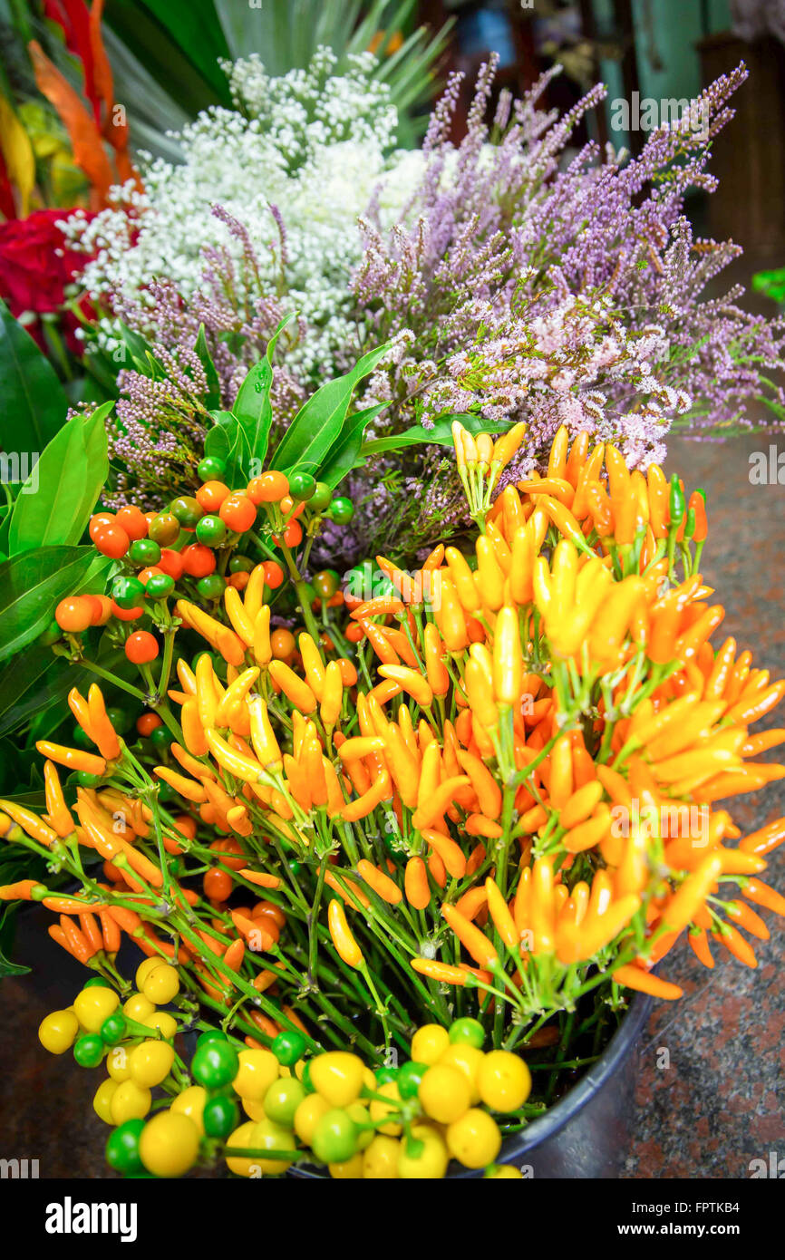 Composizione floreale costituito da piccoli peperoni colorati. Foto Stock