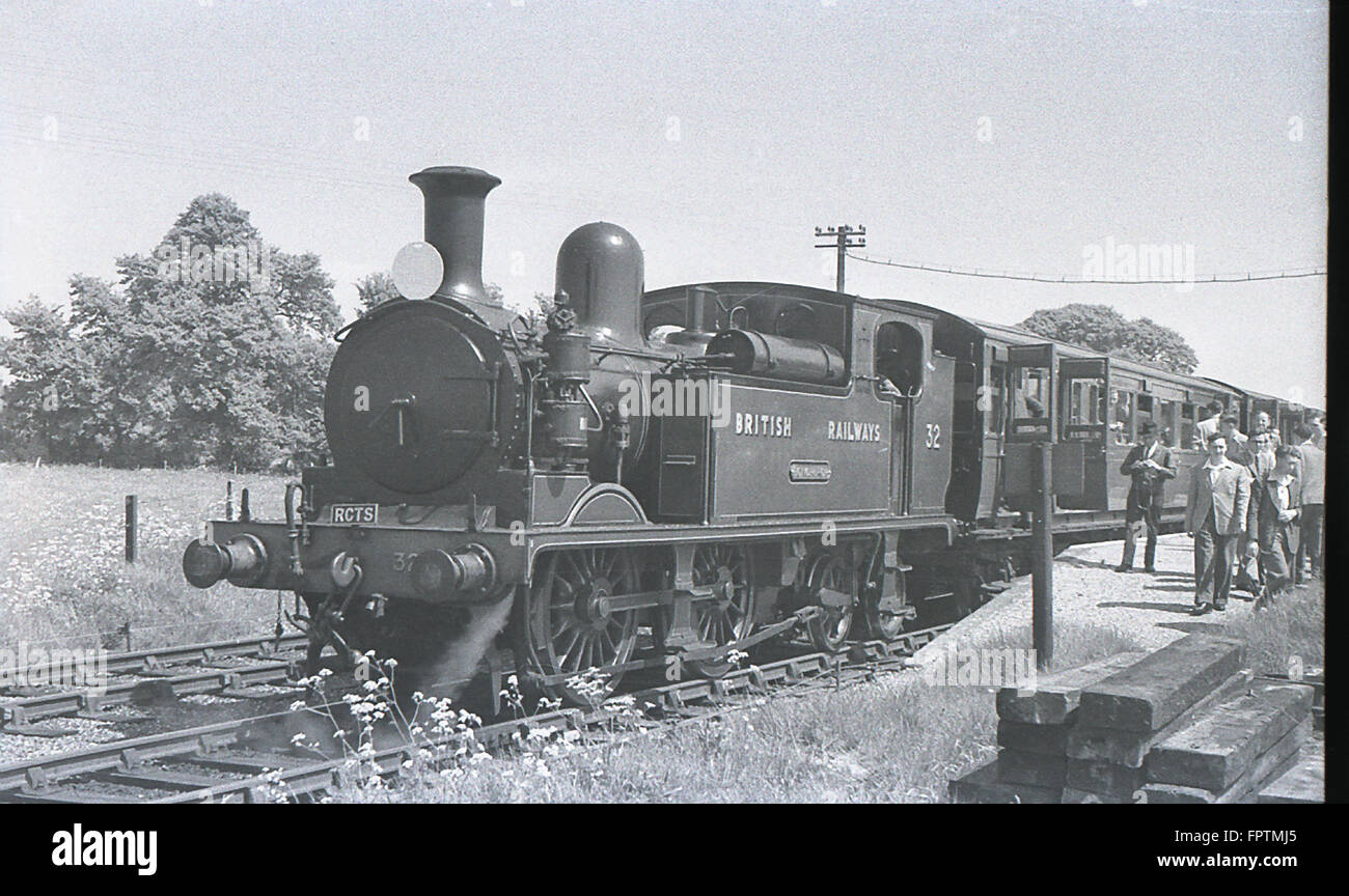 Stazione ferroviaria meridionale O2 classe 0-4-4T No.32 a Bonchurch sull'Isola di Wight in circa 1948 Foto Stock