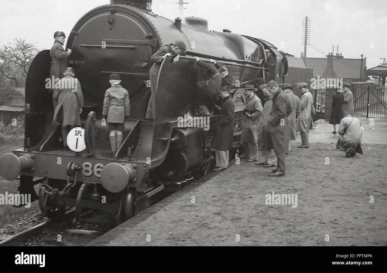 Stazione ferroviaria meridionale Lord Nelson classe 4-6-0 No.864 Sir Martin Frobisher essendo esaminate da Locospotters prima del 1948 Foto Stock
